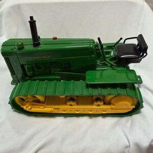 John Deere Model 40 Crawler Tractor. 1/16 Scale Die Cast